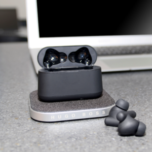 Hugo Boss earbuds og ladestation