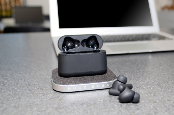 Hugo Boss earbuds og ladestation